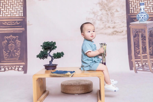西双版纳宝宝边吃奶边挣扎烦躁